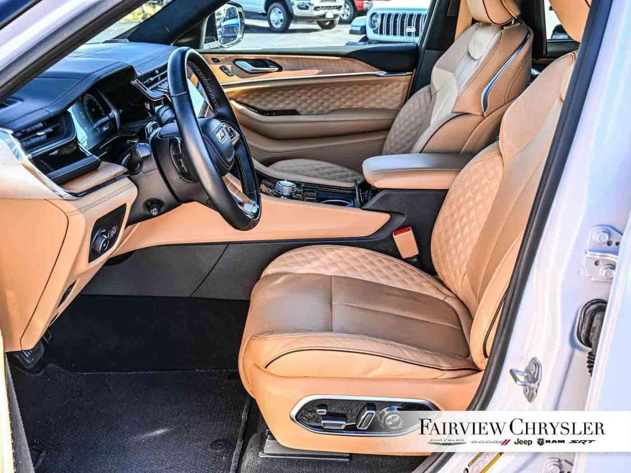 2025 Jeep Grand Cherokee Summit Reserve 4x4 RESERVE   PANO ROOF   LEATHER   HEADS UP DISPLAY   HANDS FREE DRIVE ASSIST   LUX GROUP Photo