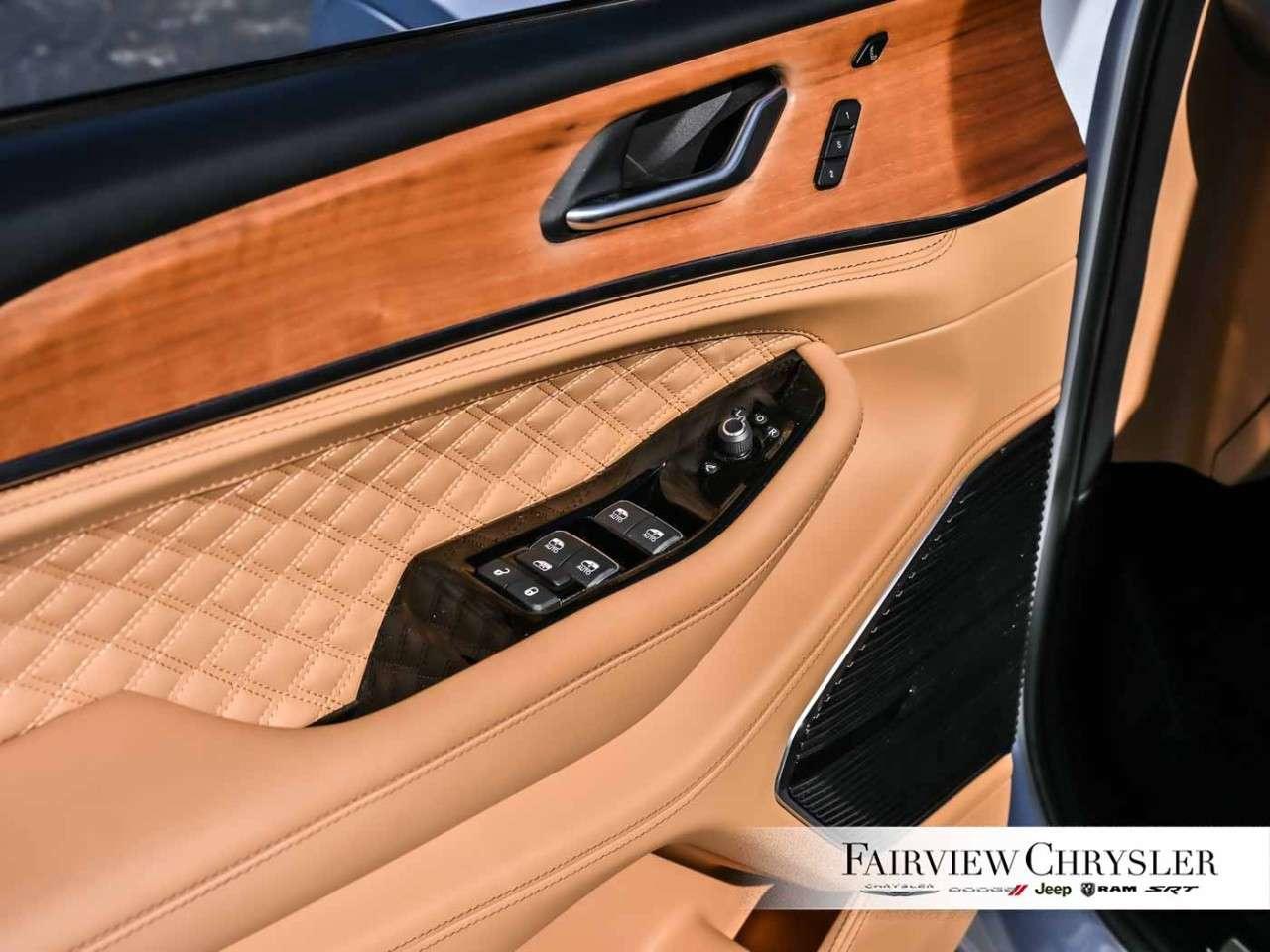 2025 Jeep Grand Cherokee Summit Reserve 4x4 RESERVE   PANO ROOF   LEATHER   HEADS UP DISPLAY   HANDS FREE DRIVE ASSIST   LUX GROUP Photo