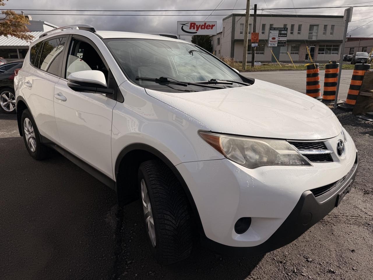 2014 Toyota RAV4 LE Photo2