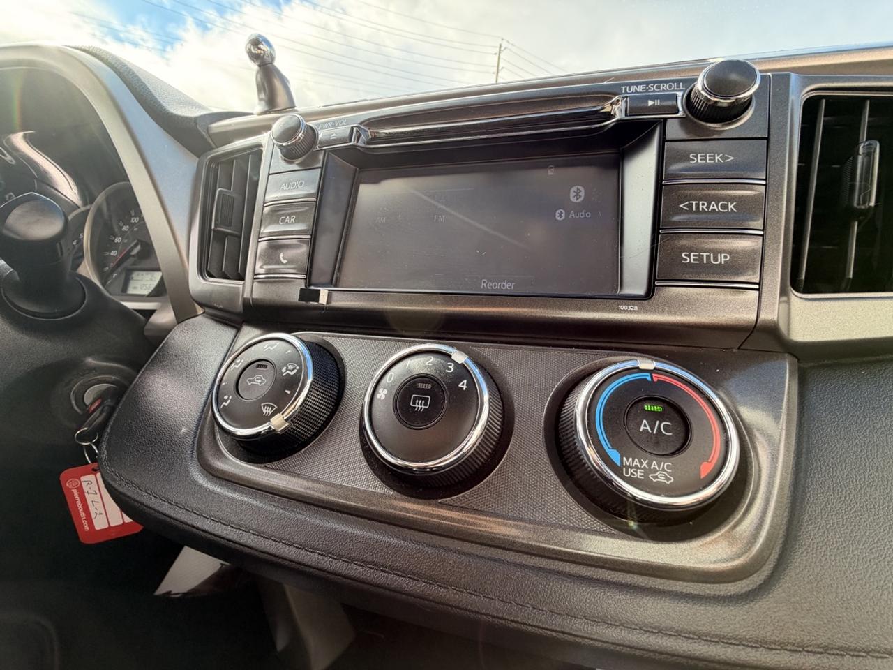 2014 Toyota RAV4 LE Photo