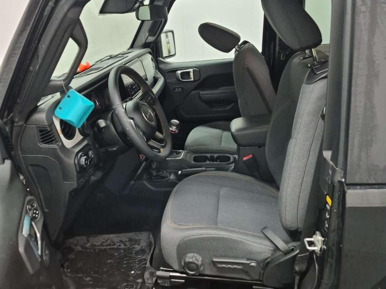 2025 Jeep Wrangler Willys 2 Door 4x4 6 SPD MANUAL   CARPLAY   WILLYS   TRAILER TOW   LIKE NEW!! Photo4
