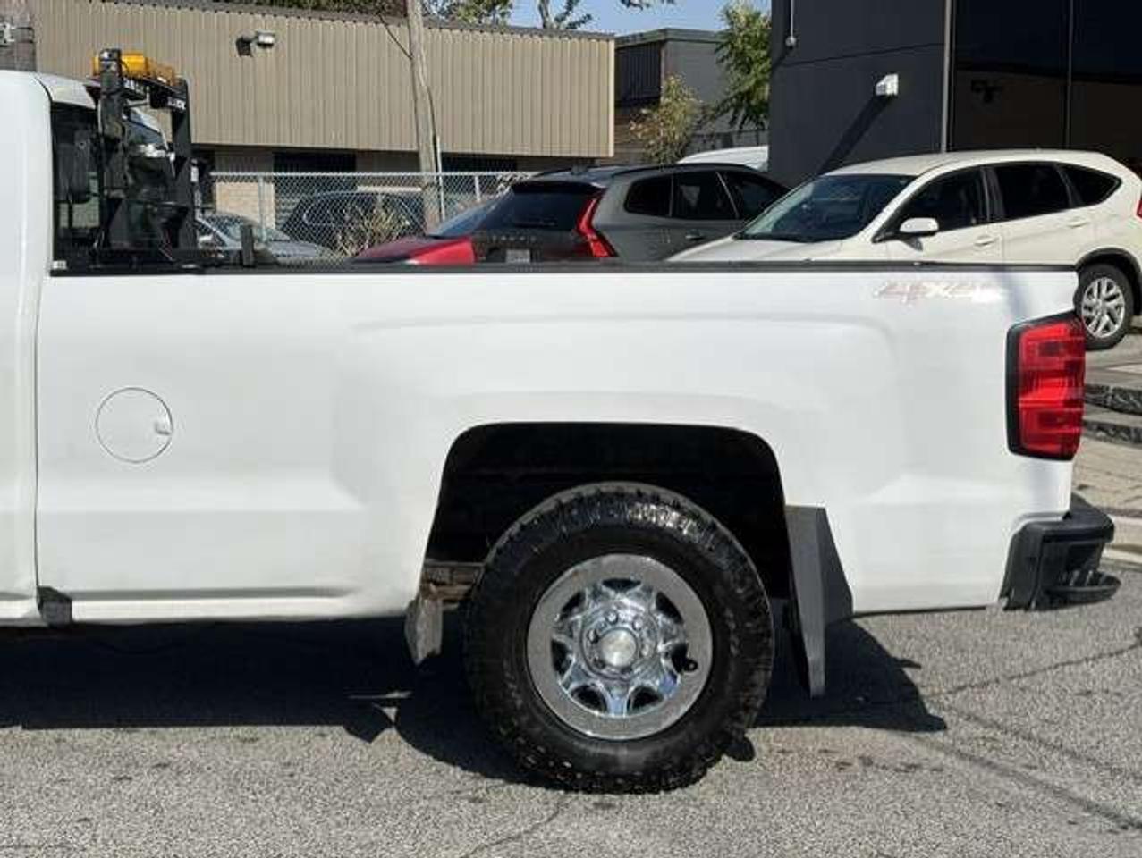 2016 Chevrolet Silverado 1500 4WD 5.3L V8 **REGULAR CAB-8 FOOT LONG BOX** Photo3