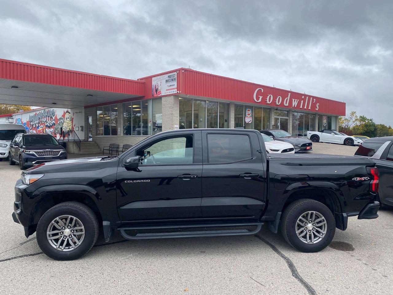 2024 Chevrolet Colorado 4WD LT, CLEAN CARFAX, HEATED CLOTH, REMOTE START! Photo
