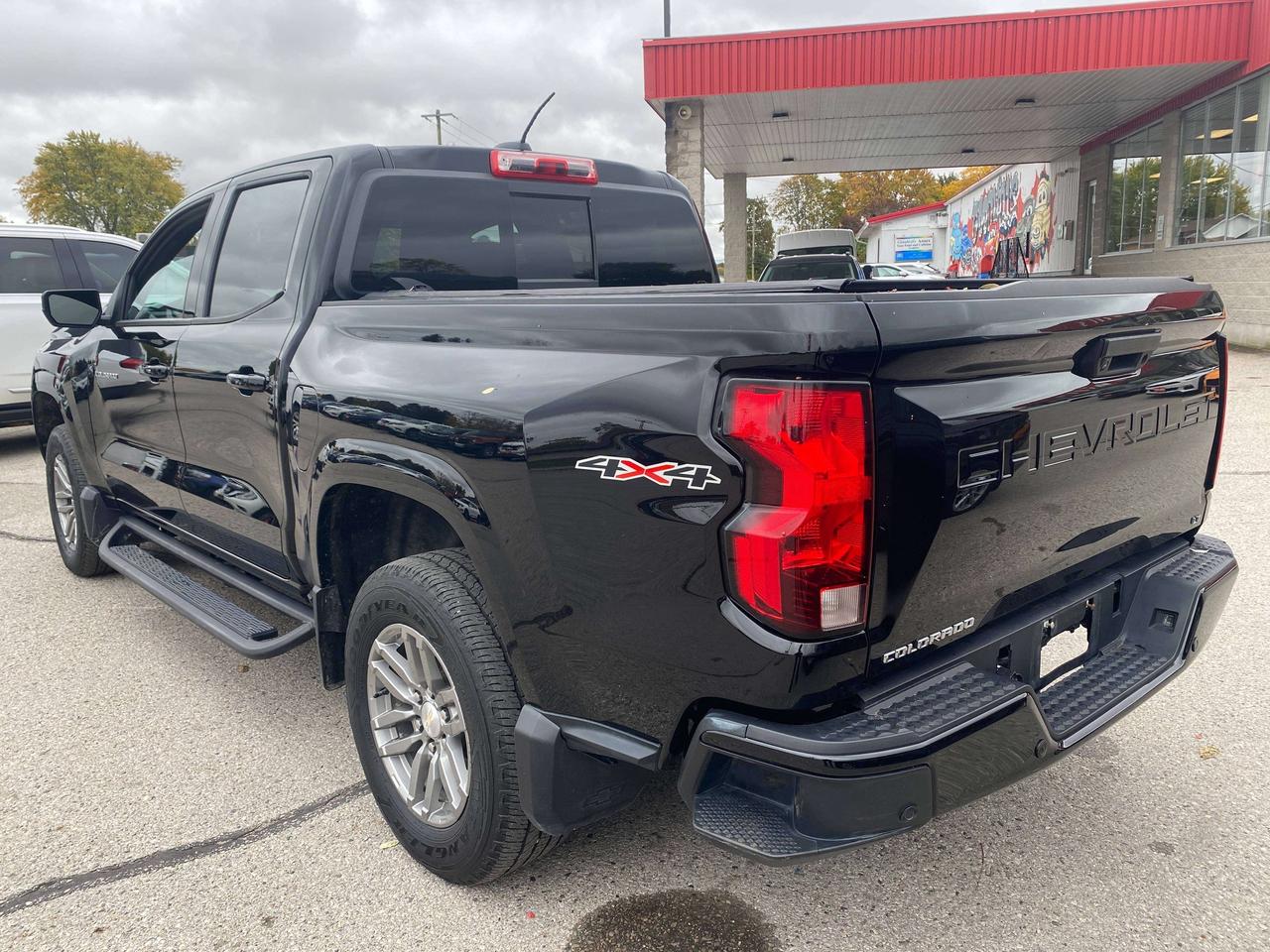 2024 Chevrolet Colorado 4WD LT, CLEAN CARFAX, HEATED CLOTH, REMOTE START! Photo