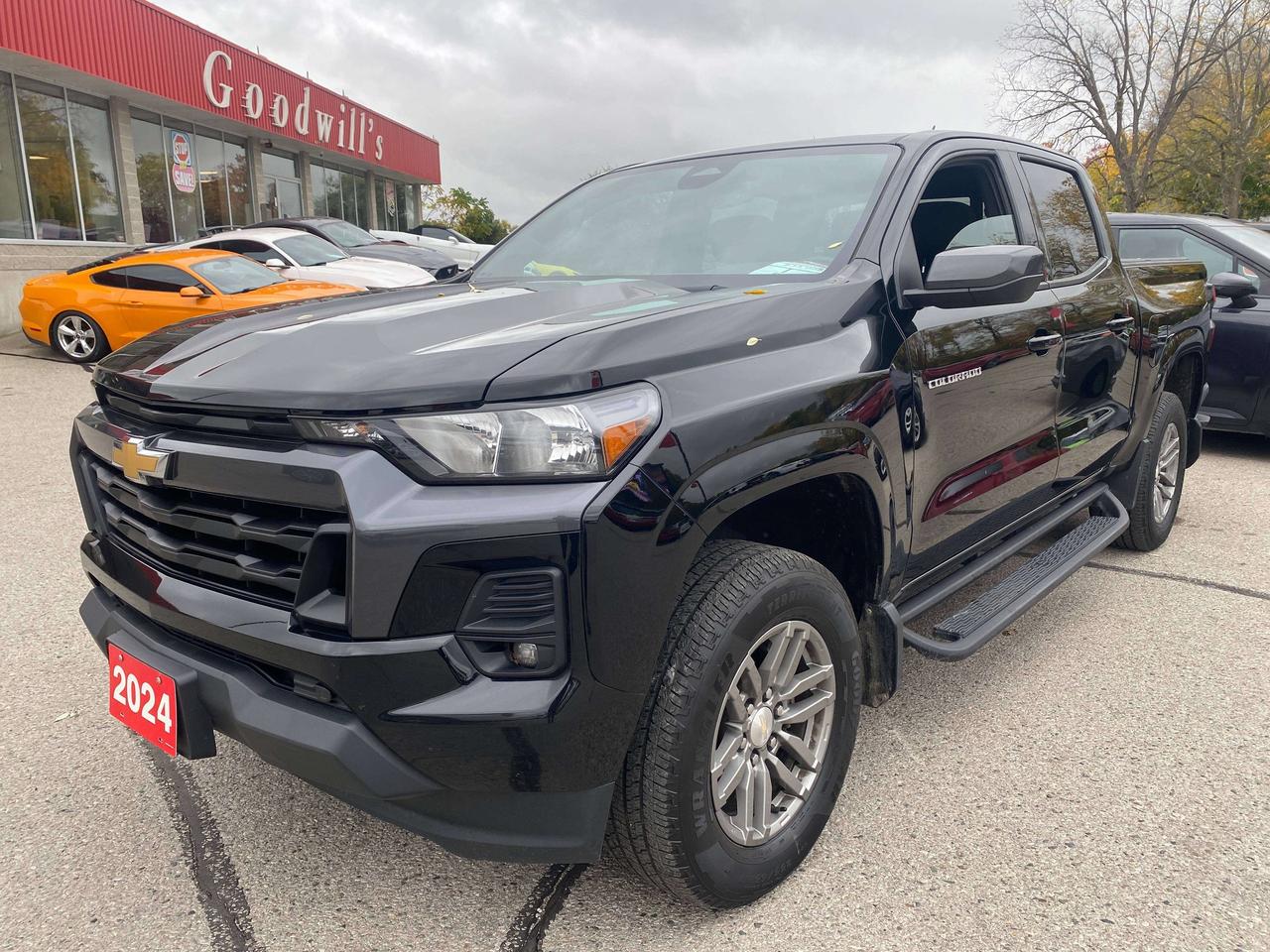 2024 Chevrolet Colorado 4WD LT, CLEAN CARFAX, HEATED CLOTH, REMOTE START! Photo