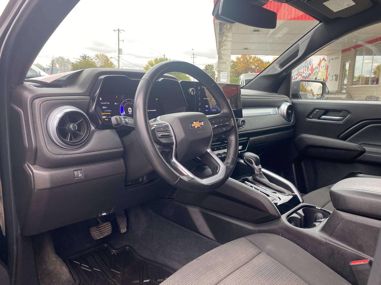 2024 Chevrolet Colorado 4WD LT, CLEAN CARFAX, HEATED CLOTH, REMOTE START! Photo