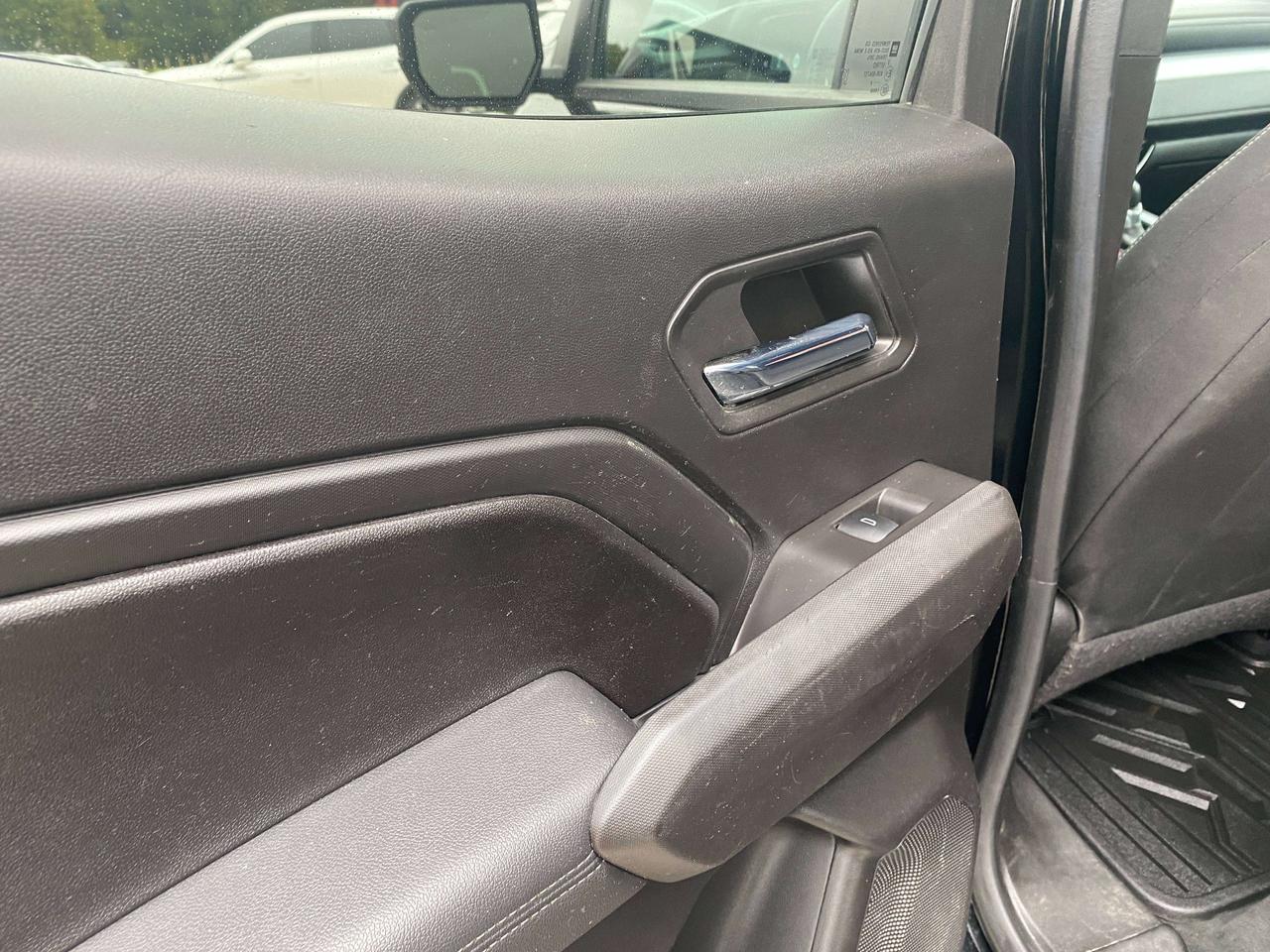 2024 Chevrolet Colorado 4WD LT, CLEAN CARFAX, HEATED CLOTH, REMOTE START! Photo