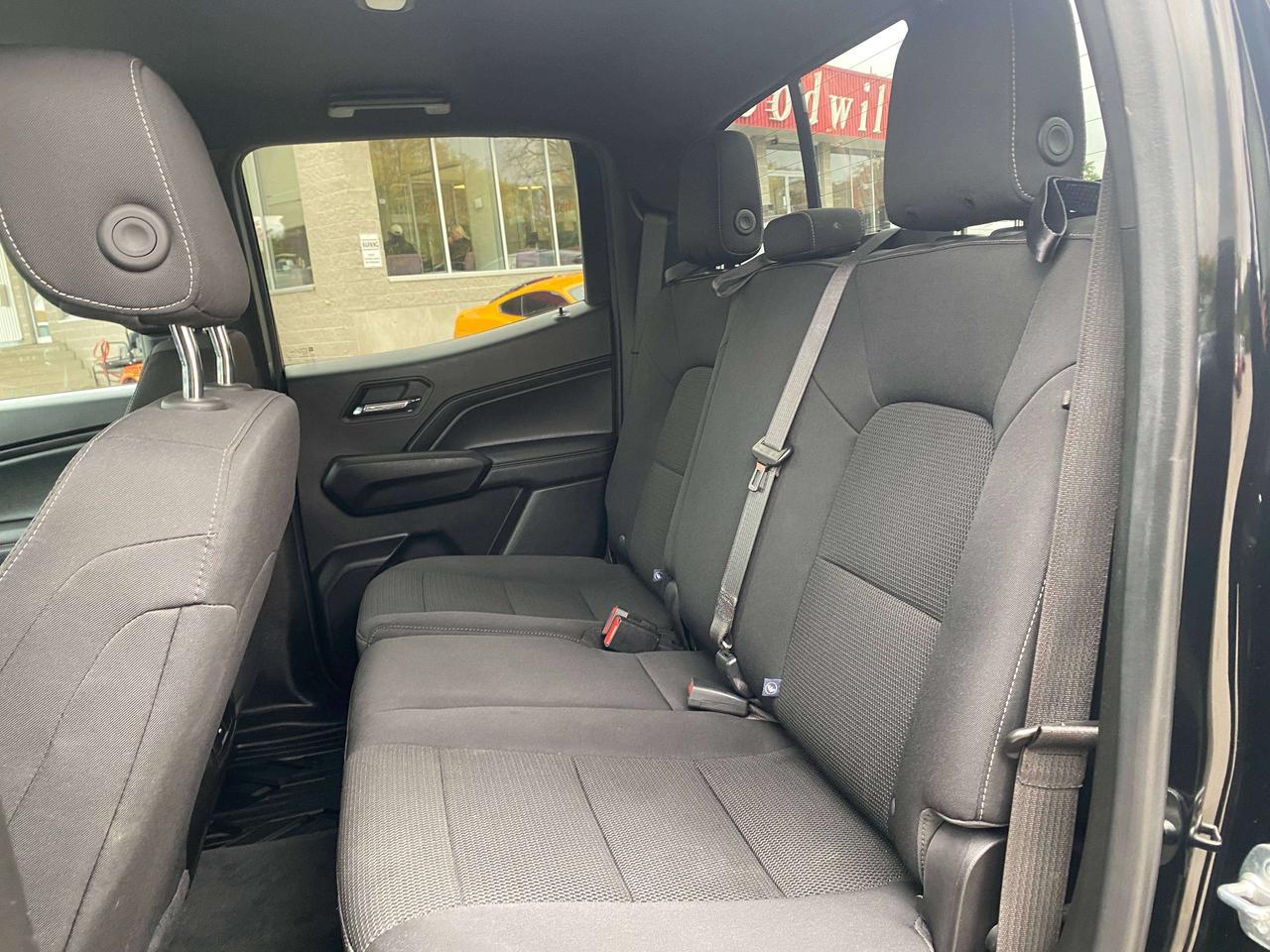 2024 Chevrolet Colorado 4WD LT, CLEAN CARFAX, HEATED CLOTH, REMOTE START! Photo