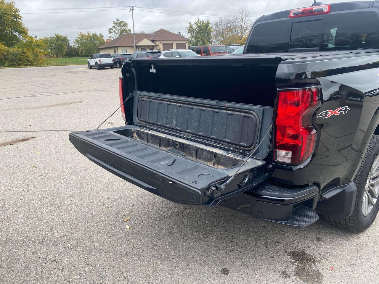 2024 Chevrolet Colorado 4WD LT, CLEAN CARFAX, HEATED CLOTH, REMOTE START! Photo