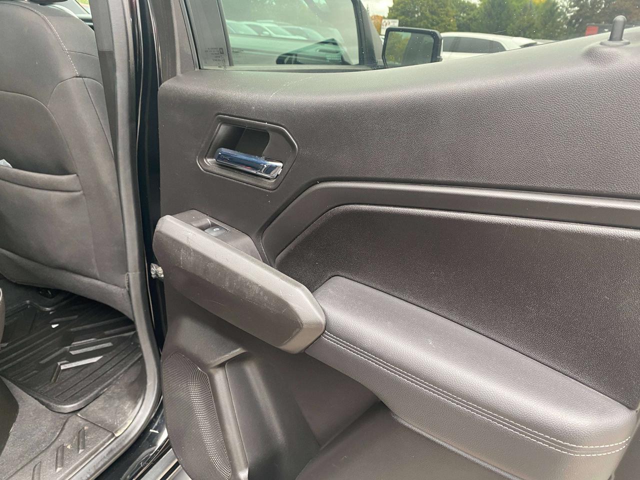 2024 Chevrolet Colorado 4WD LT, CLEAN CARFAX, HEATED CLOTH, REMOTE START! Photo