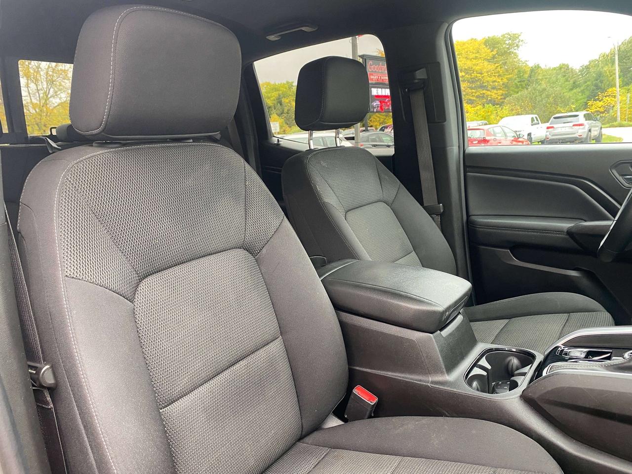 2024 Chevrolet Colorado 4WD LT, CLEAN CARFAX, HEATED CLOTH, REMOTE START! Photo