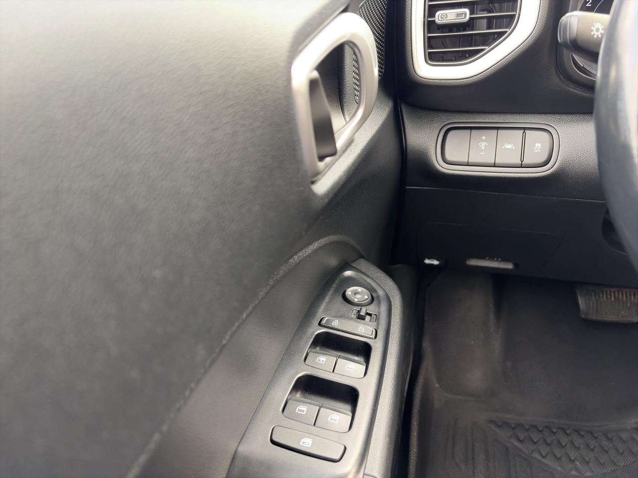 2022 Hyundai Venue Preferred | Blind Spot Monitor | Heated Seats | Cross Traffic Alert | Lane Departure Warning Photo