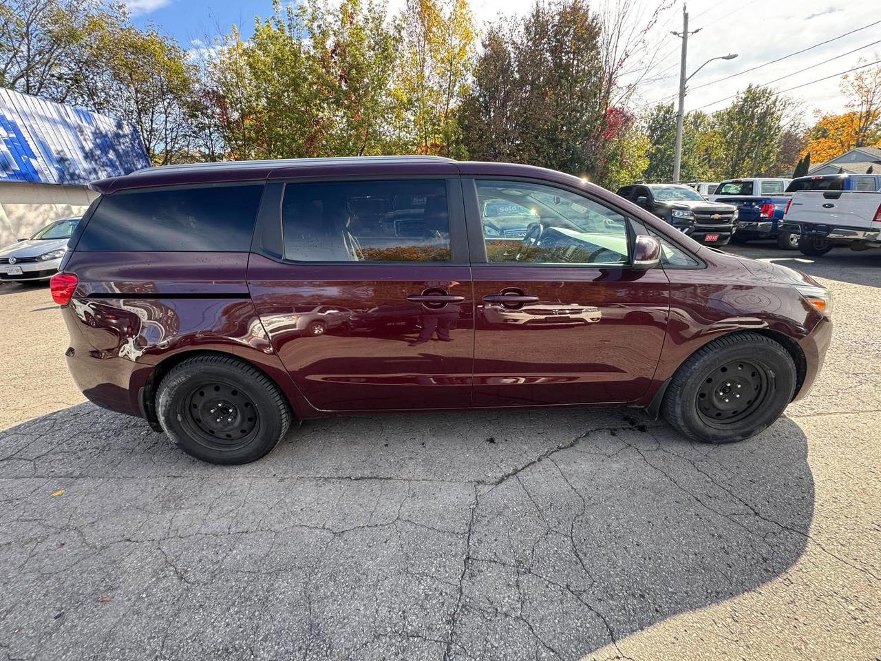 2017 Kia Sedona LX - Photo #10