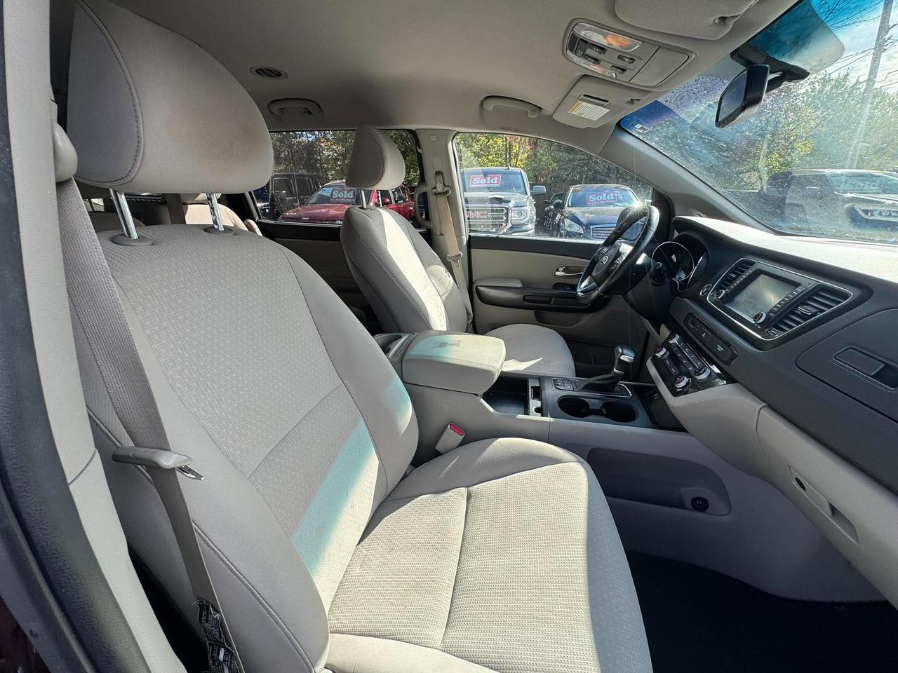 2017 Kia Sedona LX - Photo #11
