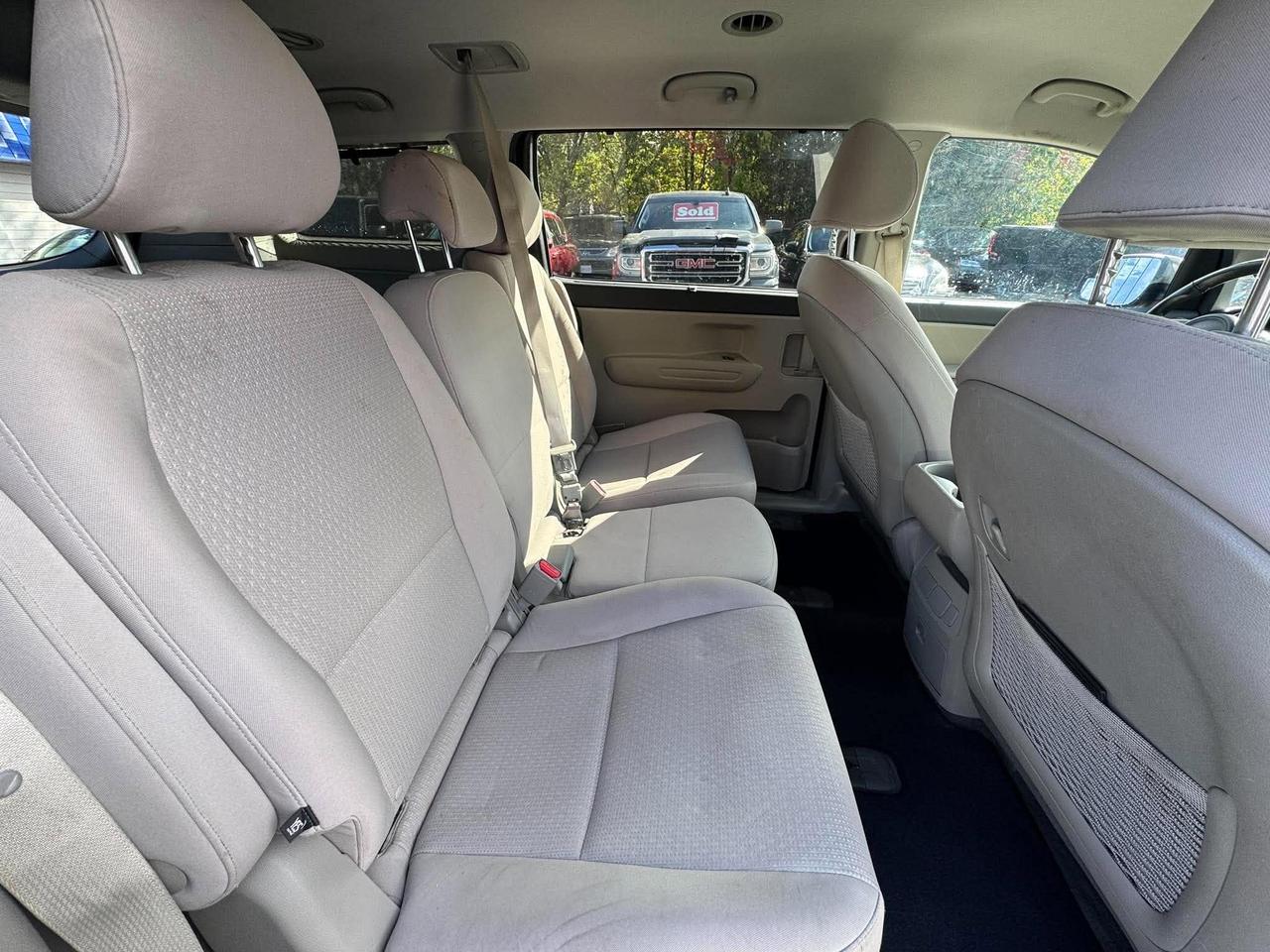 2017 Kia Sedona LX - Photo #12