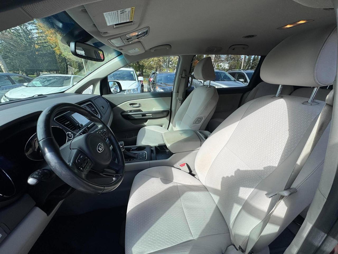 2017 Kia Sedona LX - Photo #19