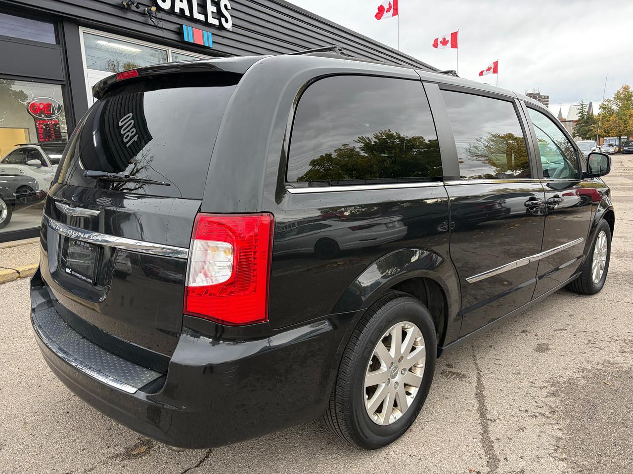 2016 Chrysler Town & Country TOURING Photo