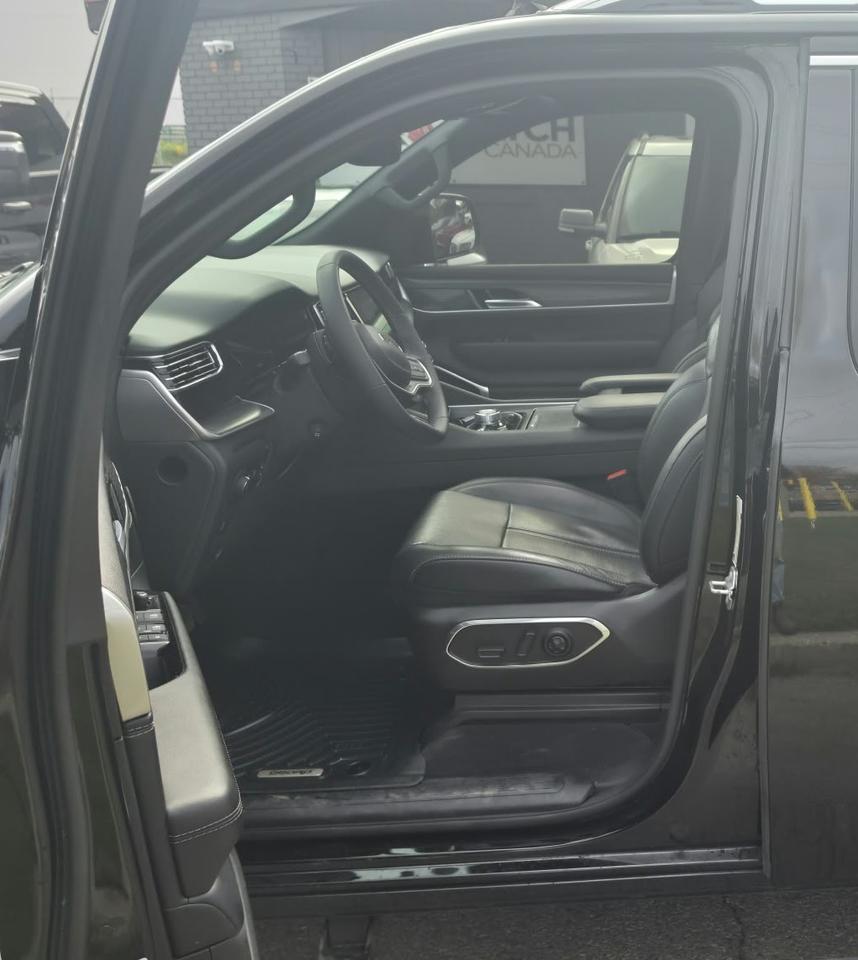 2023 Jeep Wagoneer SERIES III / NO ACCIDENTS / LEATHER / NAV / ROOF Photo4