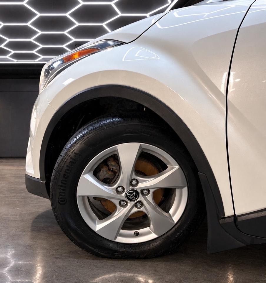 2018 Toyota C-HR Fwd Xle Photo