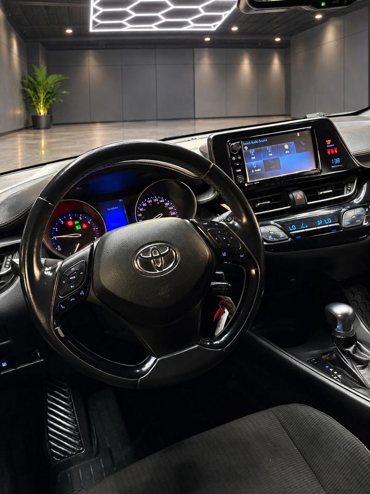 2018 Toyota C-HR Fwd Xle Photo