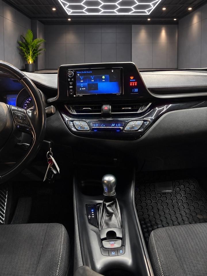2018 Toyota C-HR Fwd Xle Photo