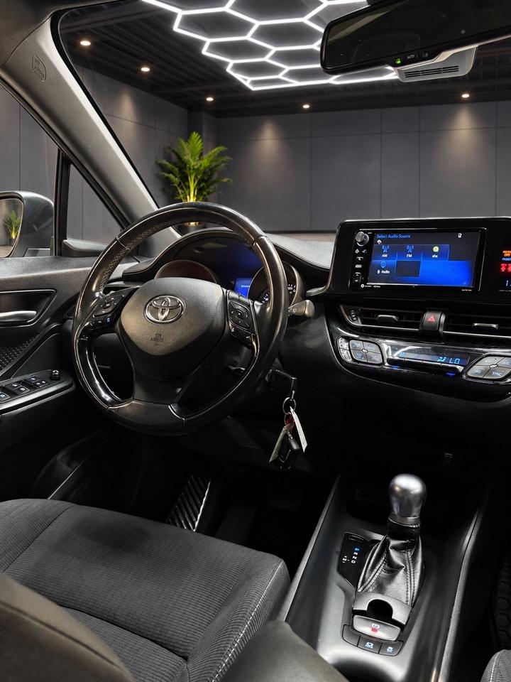 2018 Toyota C-HR Fwd Xle Photo