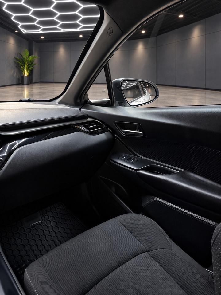 2018 Toyota C-HR Fwd Xle Photo