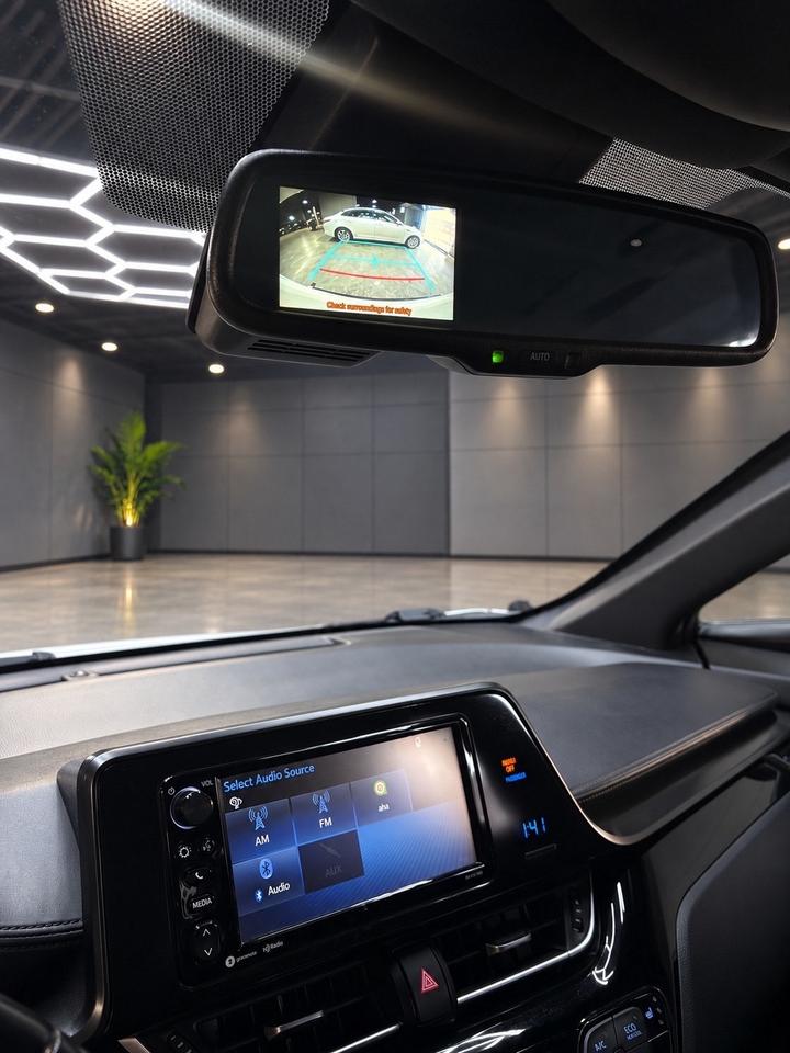 2018 Toyota C-HR Fwd Xle Photo