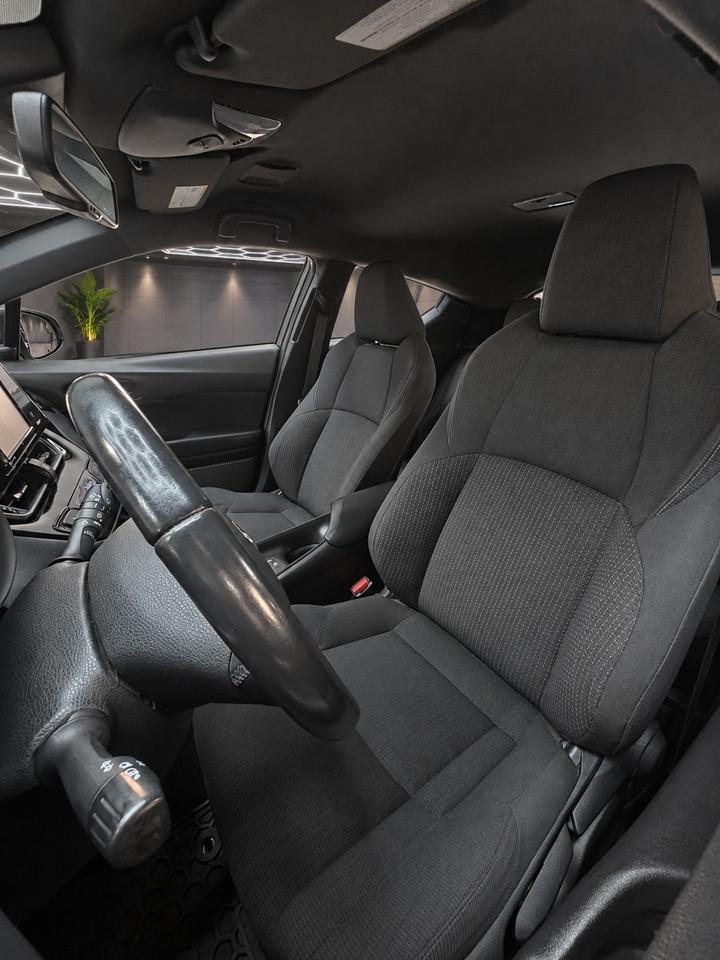 2018 Toyota C-HR Fwd Xle Photo