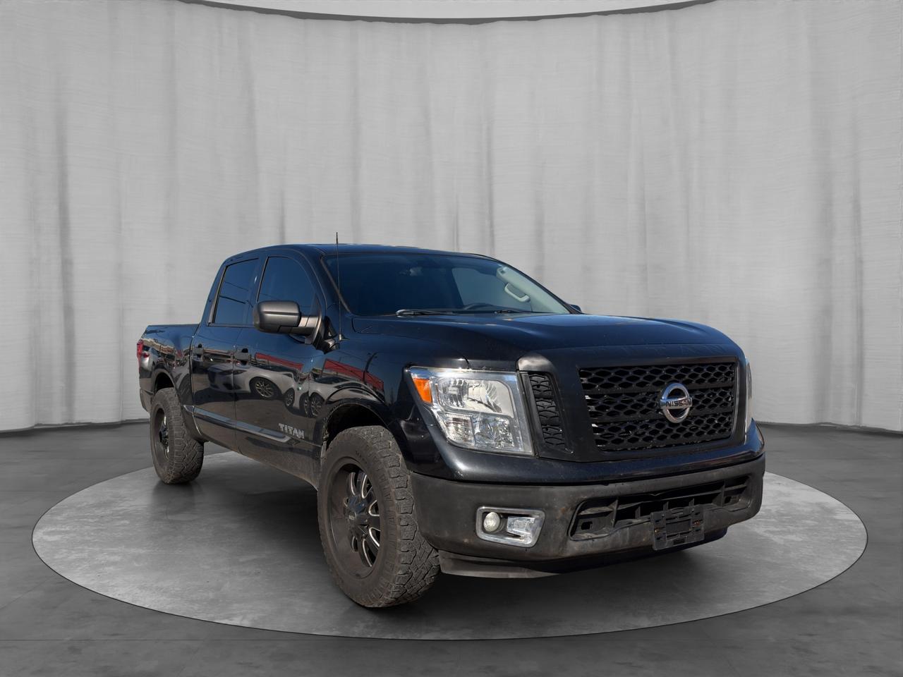 2017 Nissan Titan 4WD Crew Cab S Photo