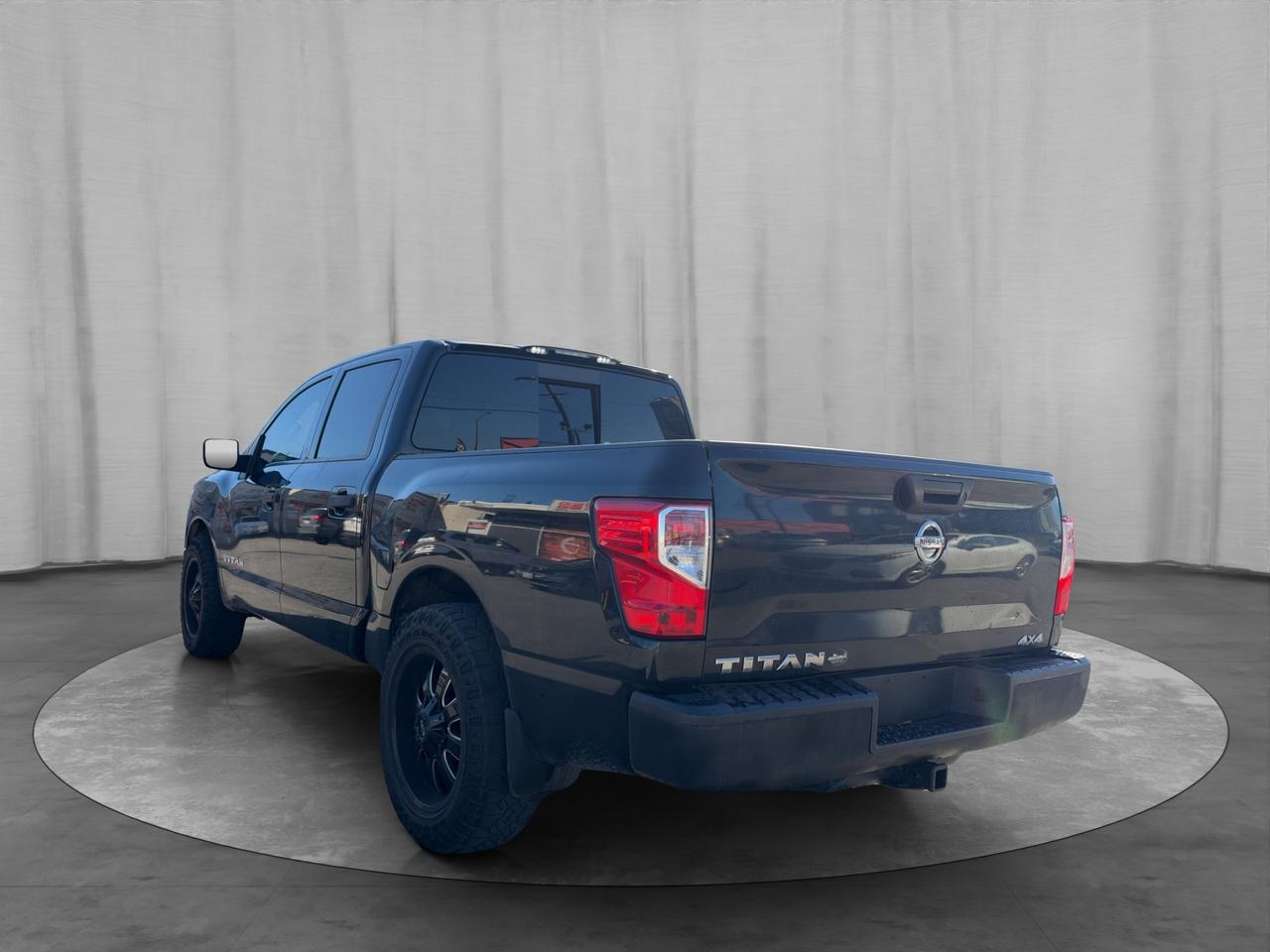 2017 Nissan Titan 4WD Crew Cab S Photo