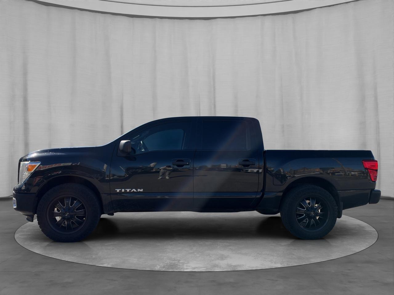 2017 Nissan Titan 4WD Crew Cab S Photo