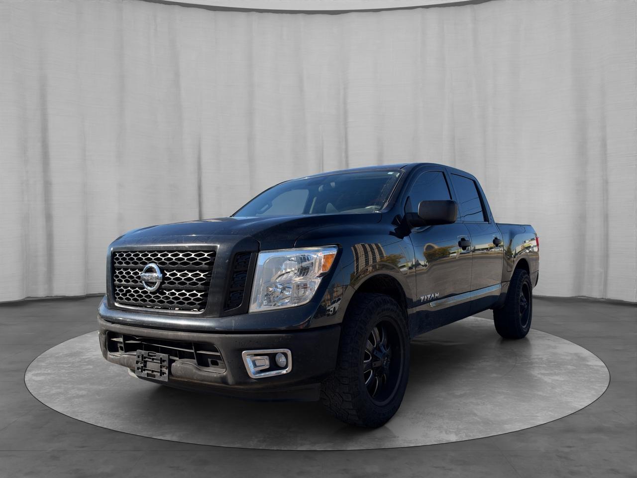 2017 Nissan Titan 4WD Crew Cab S Photo