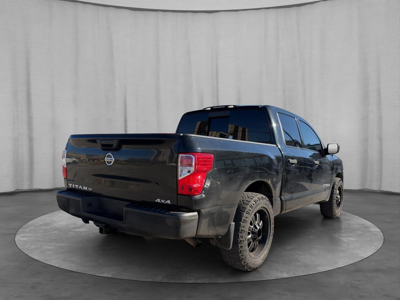 2017 Nissan Titan 4WD Crew Cab S Photo