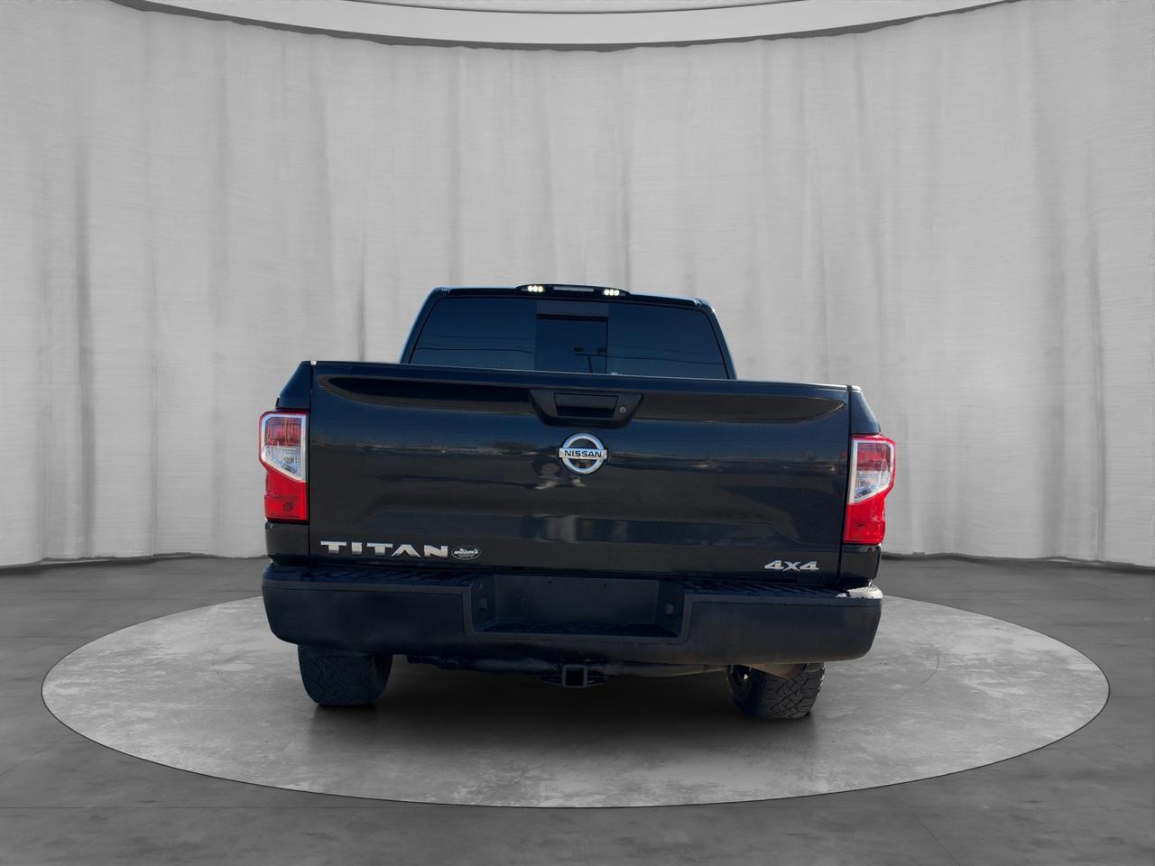 2017 Nissan Titan 4WD Crew Cab S Photo