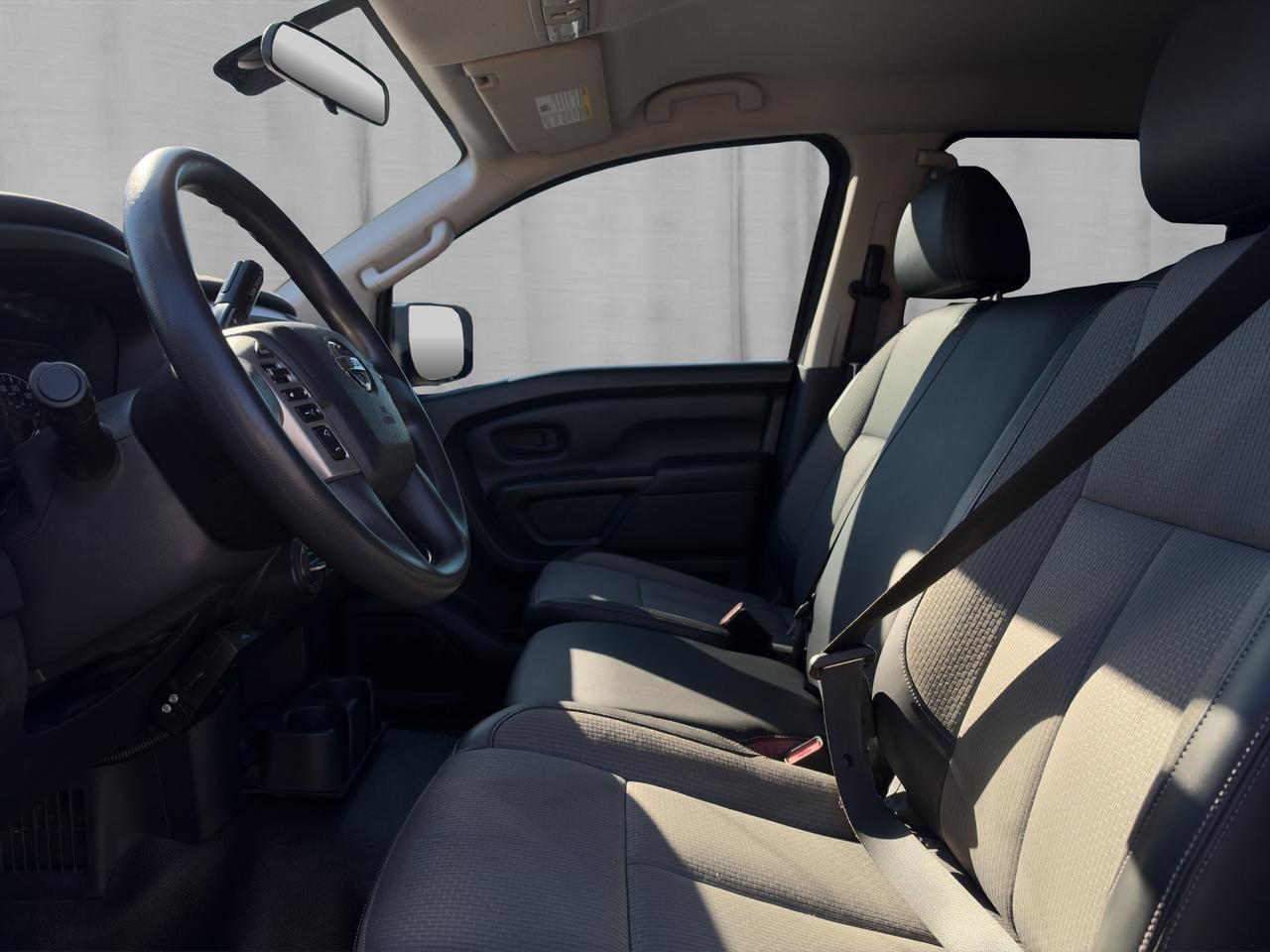 2017 Nissan Titan 4WD Crew Cab S Photo