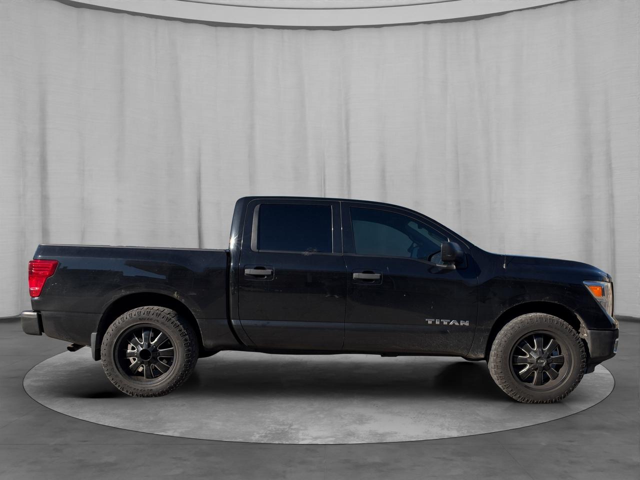2017 Nissan Titan 4WD Crew Cab S Photo