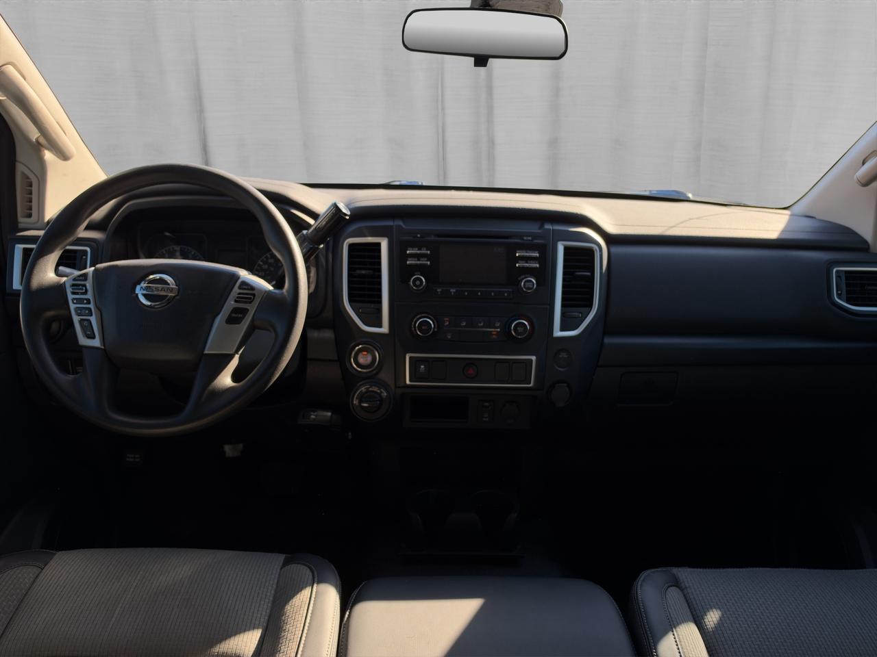 2017 Nissan Titan 4WD Crew Cab S Photo