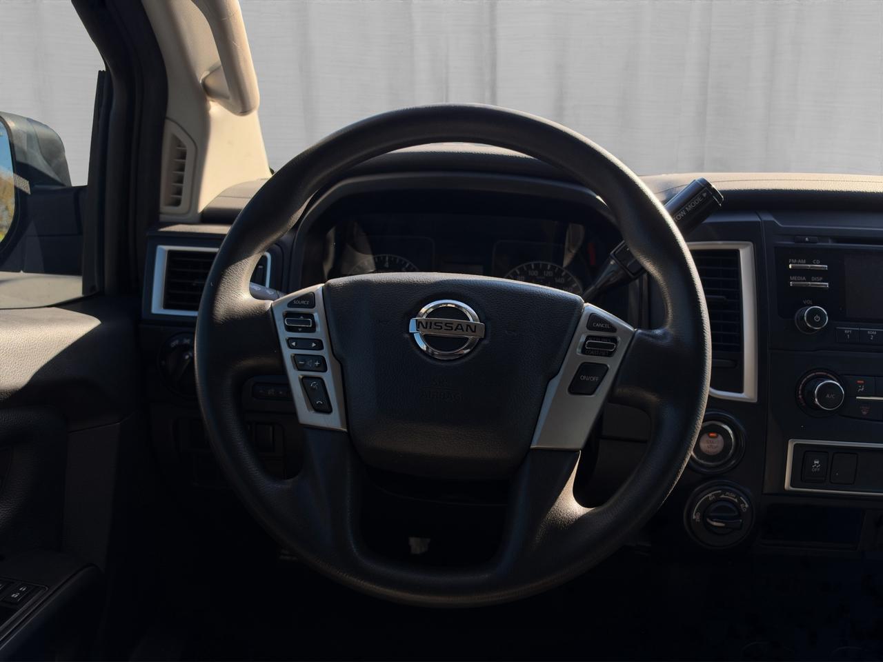 2017 Nissan Titan 4WD Crew Cab S Photo