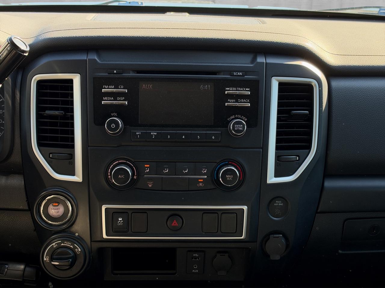 2017 Nissan Titan 4WD Crew Cab S Photo