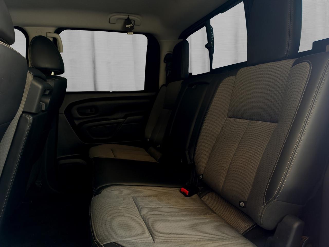 2017 Nissan Titan 4WD Crew Cab S Photo
