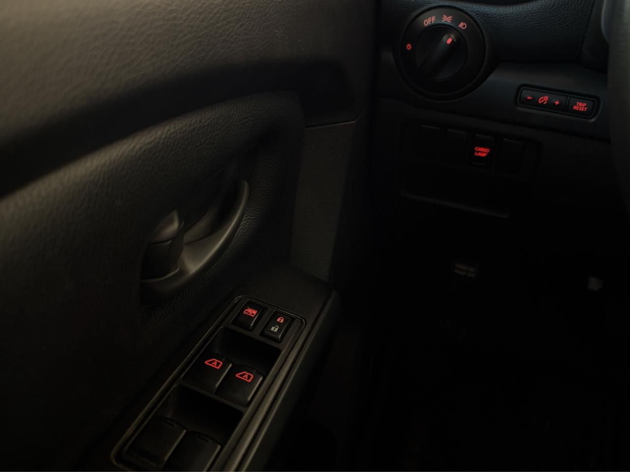 2017 Nissan Titan 4WD Crew Cab S Photo