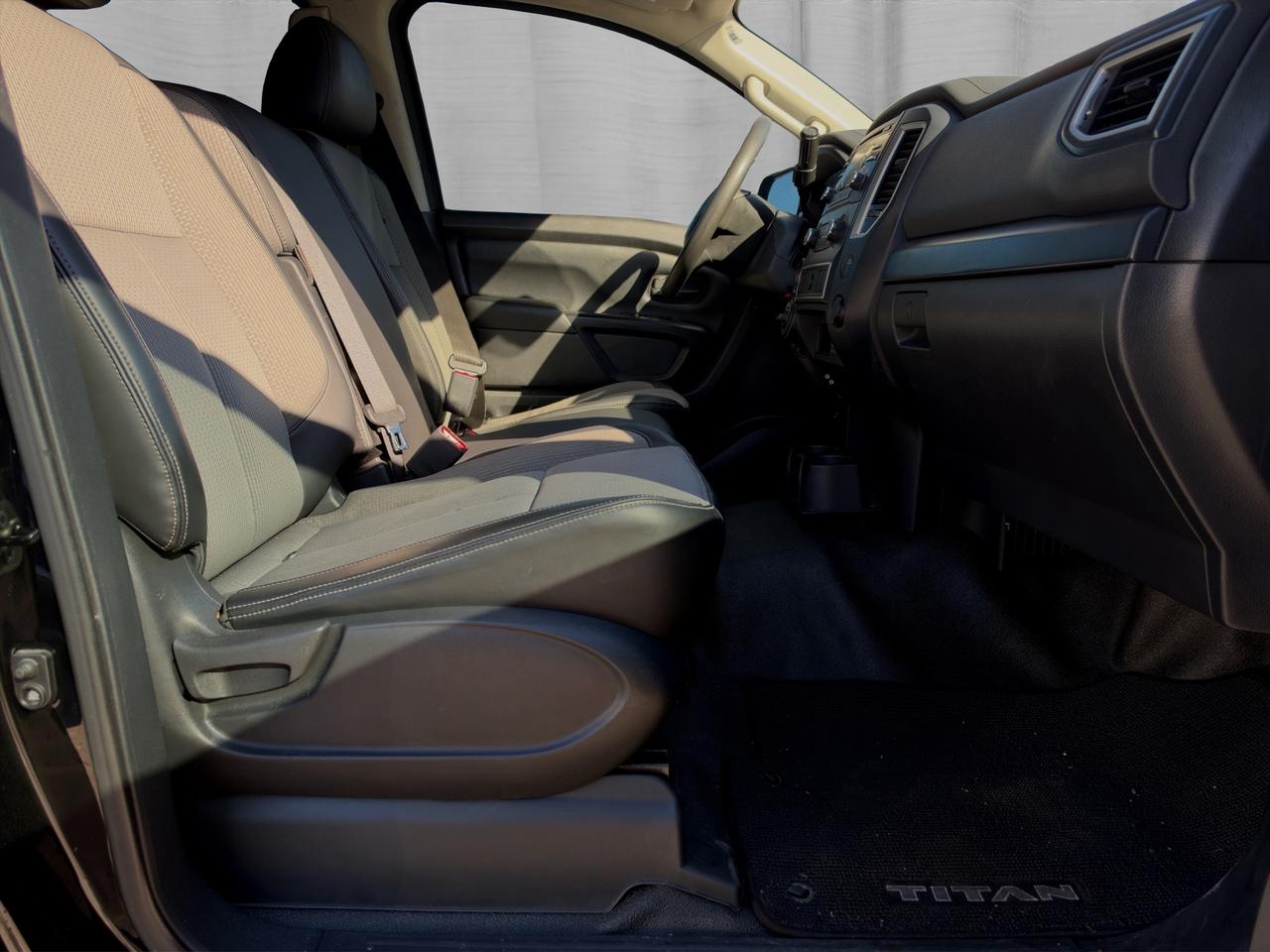 2017 Nissan Titan 4WD Crew Cab S Photo