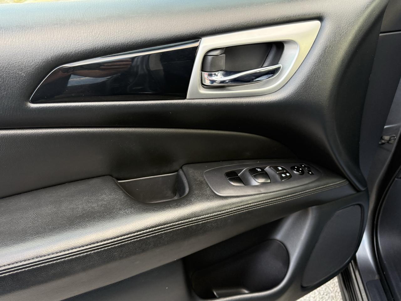 2018 Nissan Pathfinder CERTIFIED .. ONE OWNER Photo