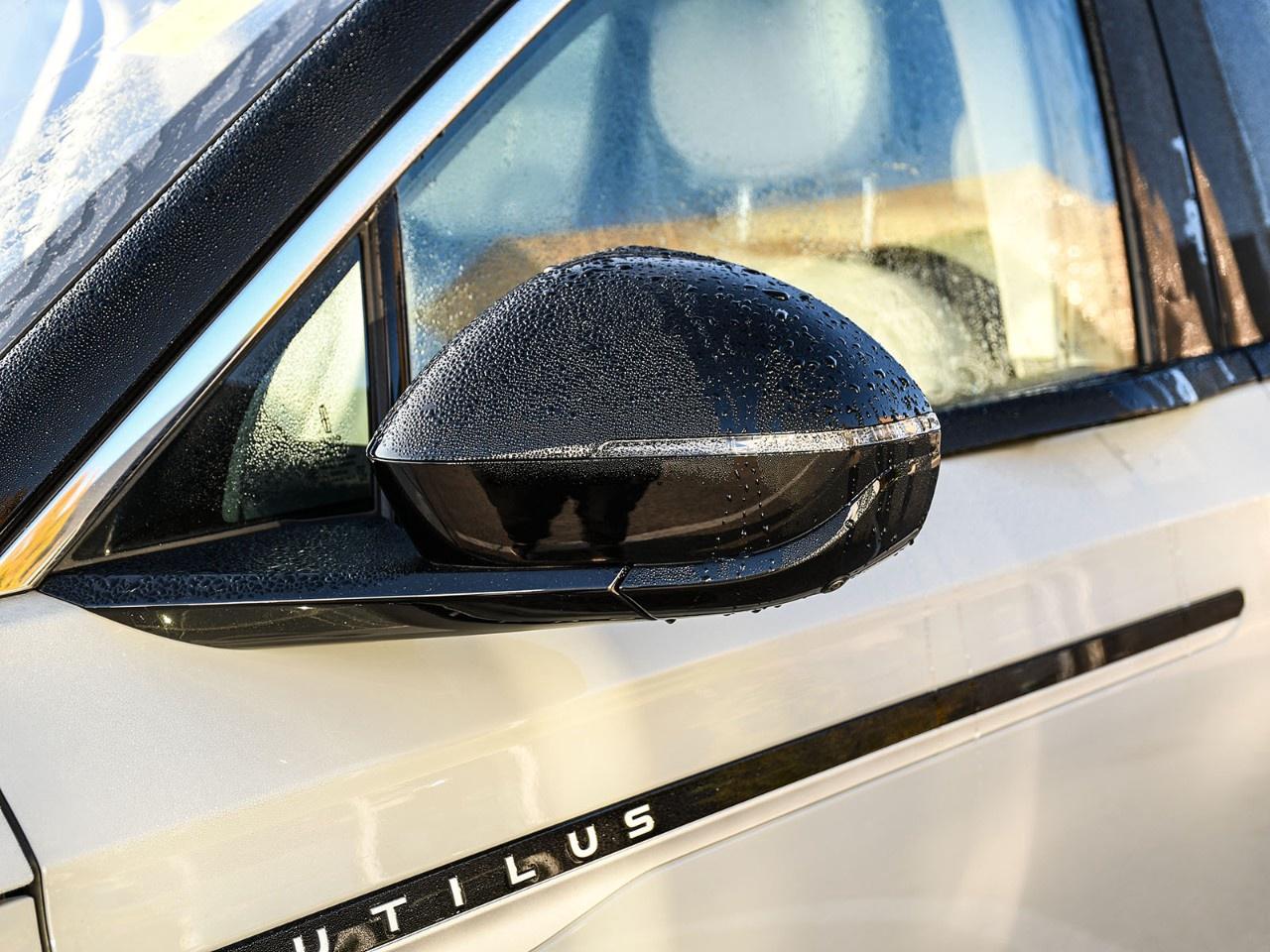 2026 Lincoln Nautilus Premiere AWD Photo4