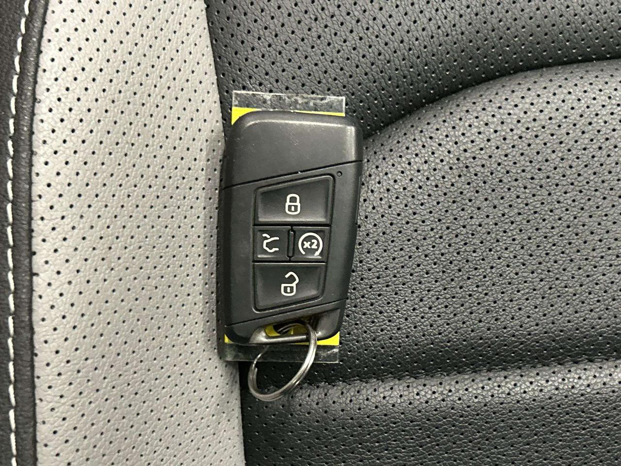 2024 Volkswagen Taos HIGHLINE AWD | LEATHER | PANO ROOF | CARPLAY | A/C Photo3