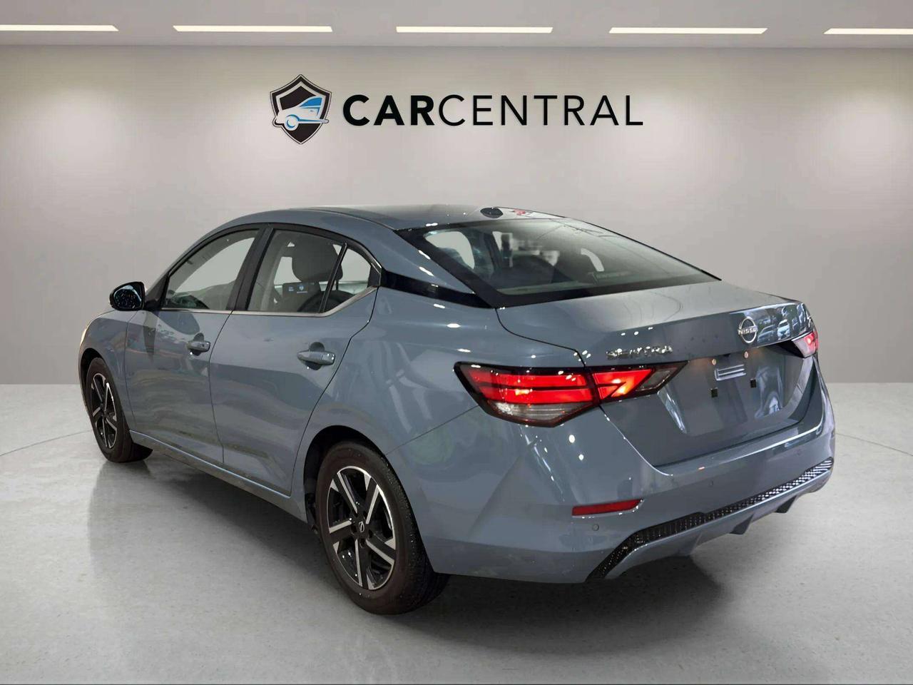 2024 Nissan Sentra SV | MOONROOF | CLEAN CARFAX| HTD SEAT| BLIND SPOT Photo2