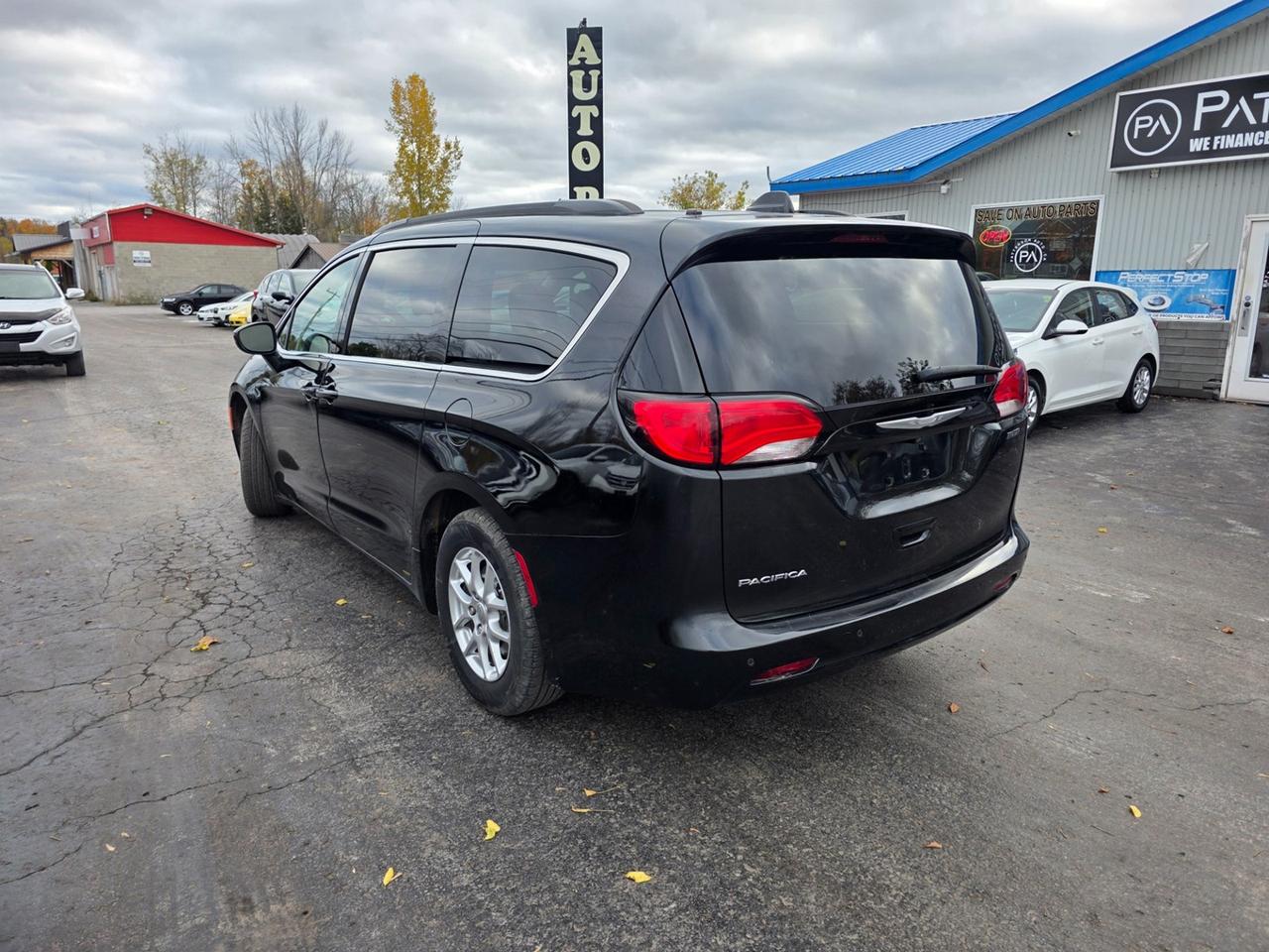 2017 Chrysler Pacifica LX Photo