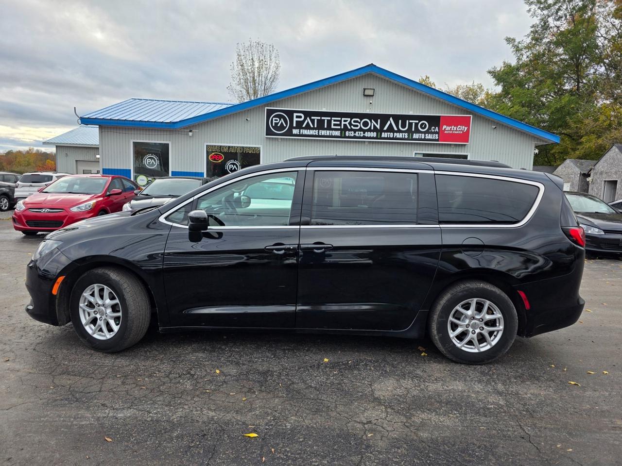 2017 Chrysler Pacifica LX Photo