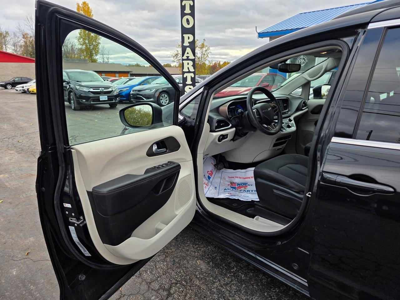 2017 Chrysler Pacifica LX Photo